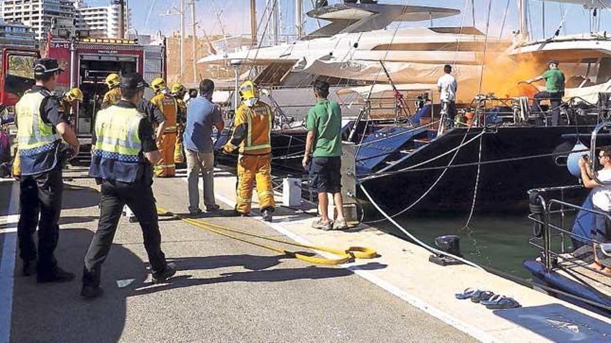 Espectacular despliegue en un simulacro de incendio en el puerto