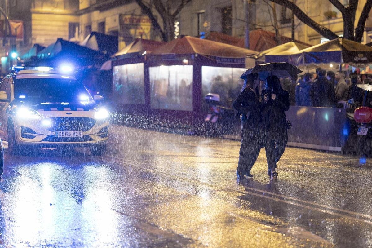 La lluvia diluye el botellón de Mandri