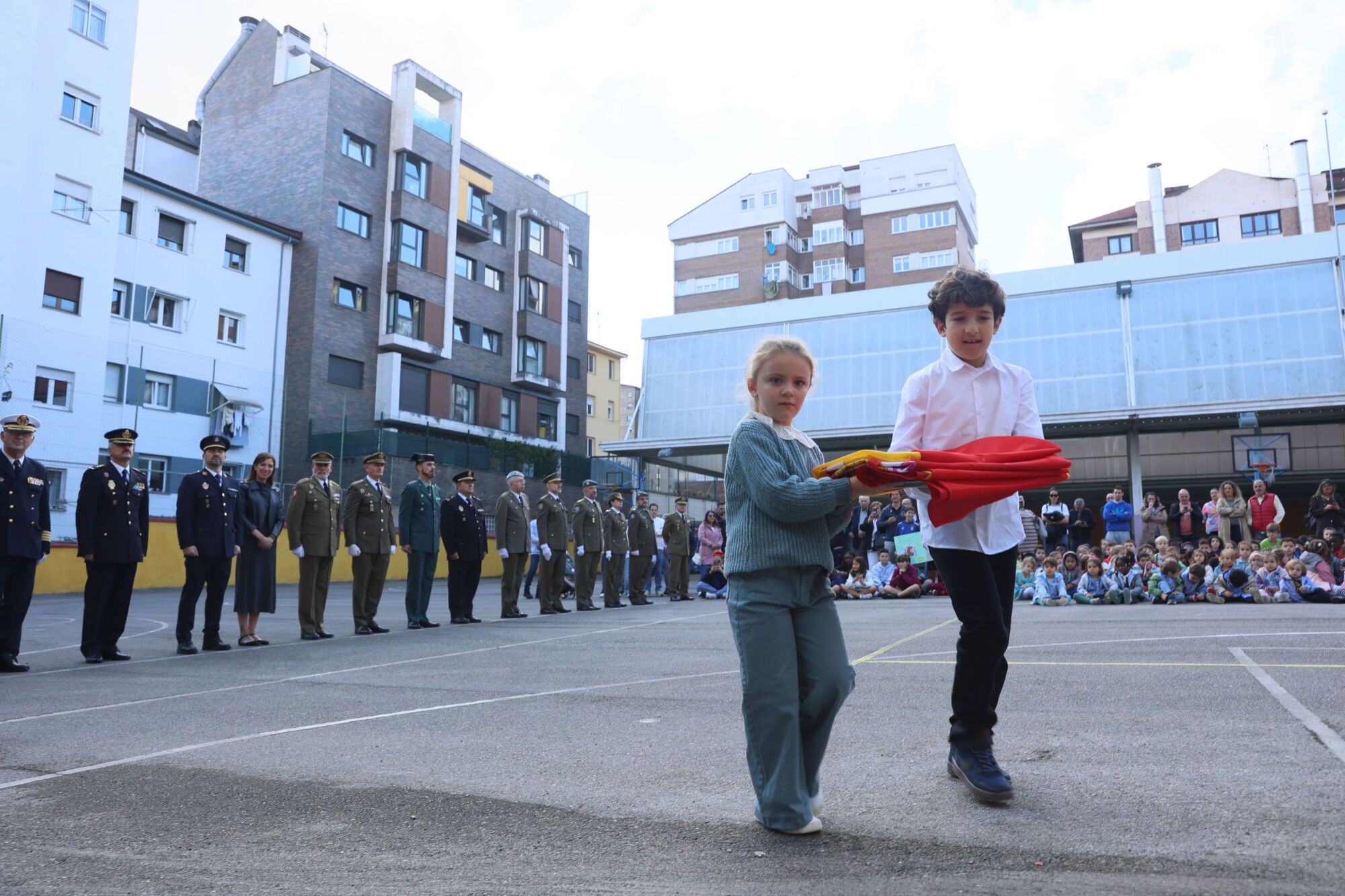 Escuelas Blancas. Acto de izado de la bandera con asistencia del delegado de Defensa y representantes de la Guardia Civil, la Policía Nacional y la Municipal, entre otros