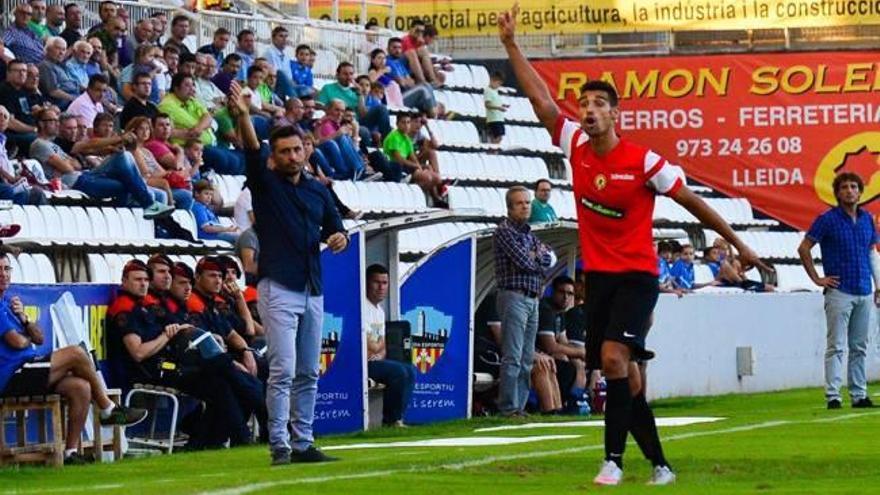 El técnico Manolo Herrero y el extremo Nieto, con el brazo levantado.