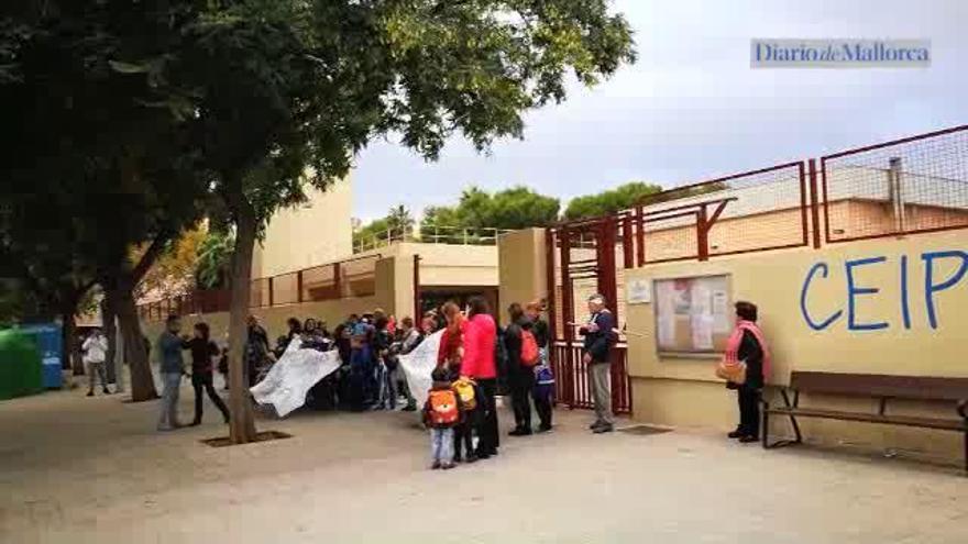 Cacerolada frente al colegio público del Molinar para exigir la calefacción