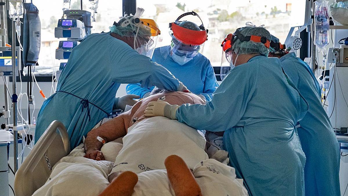 Sanitarios atienden a un paciente en la UCI del hospital Álvaro Cunqueiro.