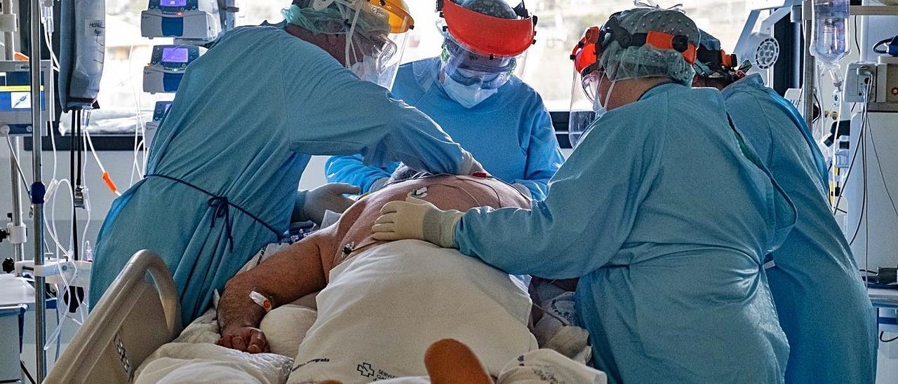 Sanitarios atienden a un paciente en la UCI del hospital Álvaro Cunqueiro.