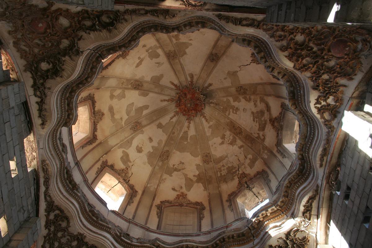 Cúpula sobre el crucero, sobre pechinas, formando un tambor octogonal.