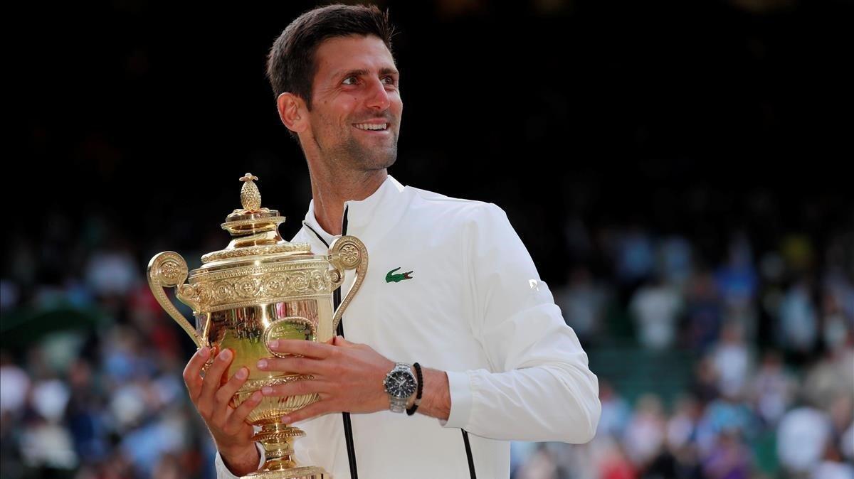 Djokovic con la copa de Wimbledon, feliz.