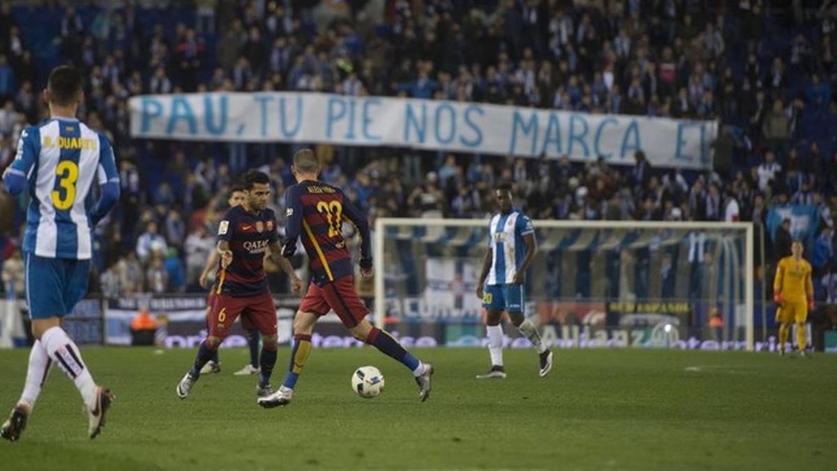 Una de las pancartas de Cornellà aludiendo al pisotón de Pau a Messi en la ida de la Copa.