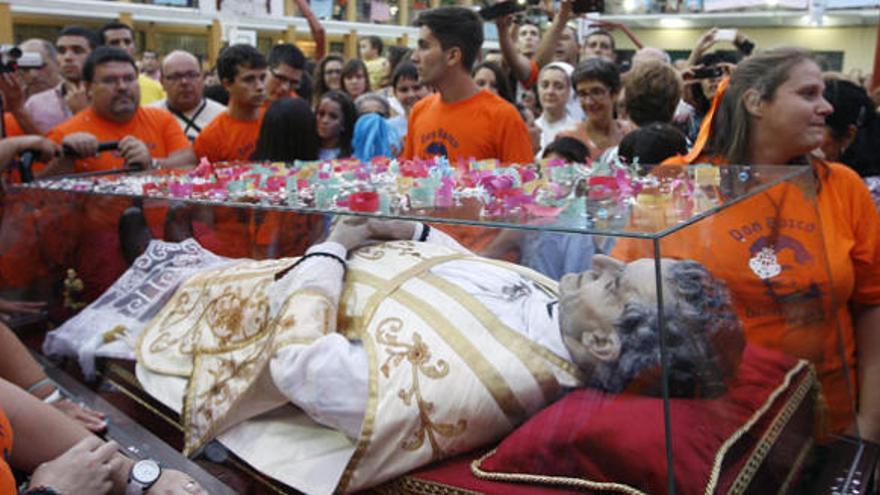Cientos de niños dieron la bienvenida en el colegio de Salesianos a la imagen de Don Bosco que porta la reliquia -el brazo derecho-.
