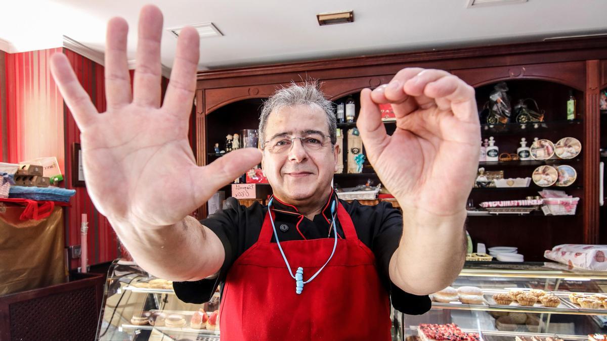 José Marcelo Giraldo Rebollo, conocido cacereño, posa en La Imperial marcando con sus manos el 50 aniversario.