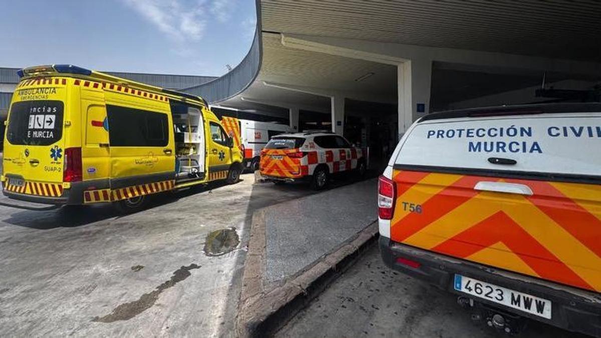 Ambulancia y vehículos de Protección Civil, en la estación de autobuses de Murcia el miércoles, para asistir al hombre.