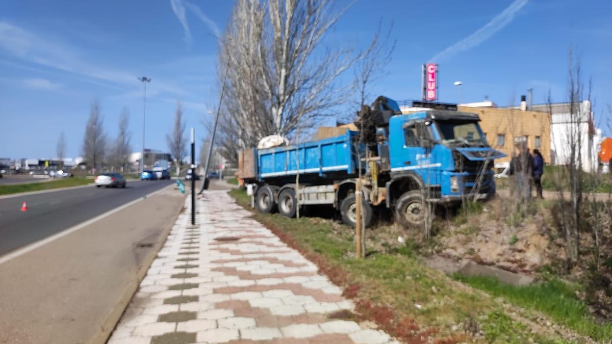 El camión de alto tonelaje, empotrado.