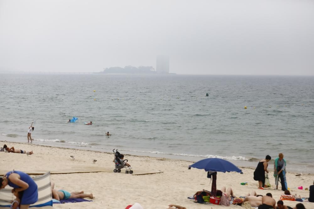 Una repentina nube gris se posó sobre Vigo a primera hora de la tarde con los arenales abarrotados.