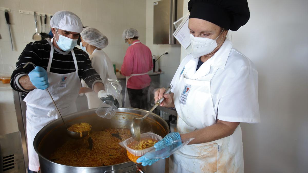 Actividad en la cocina del comedor social de los Trinitarios de Córdoba, de la fundación Prolibertas.