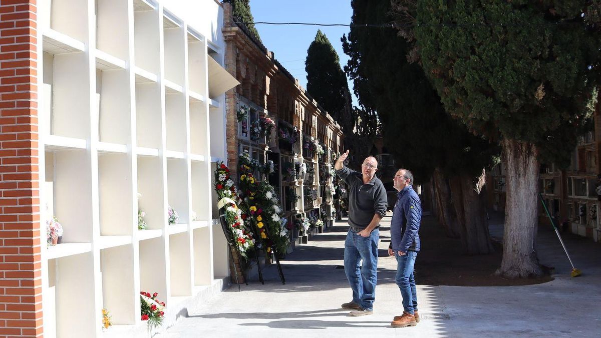 El regidor de Serveis Públics de Vila-real, Xus Madrigal, observa amb l’encarregat del cementeri les noves unitats de sepultura.