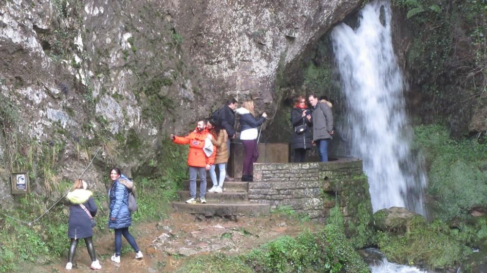 Puente en Asturias: llenazo en Covadonga