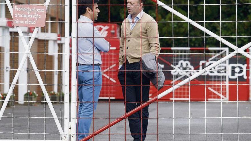 Nico Rodríguez, a la izquierda, conversa con el representante Javi Rico ayer en Mareo.