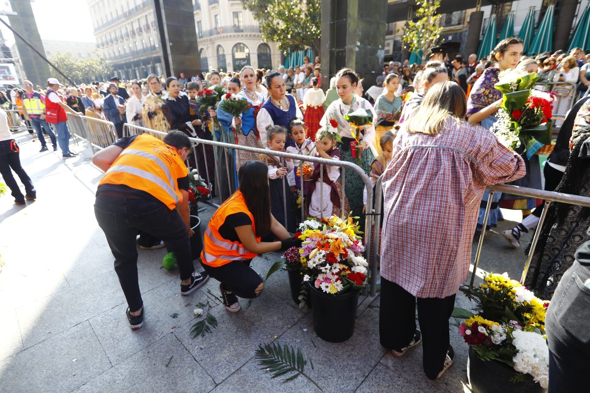 En imágenes | La Ofrenda de Flores a la Virgen del Pilar 2023 en Zaragoza (I)