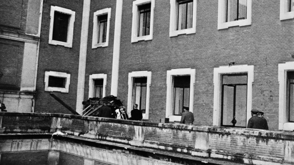 El coche del presidente de España Carrero Blanco, en el balcón de la Casa Profesa de Madrid, inmediatamente después del atentado.