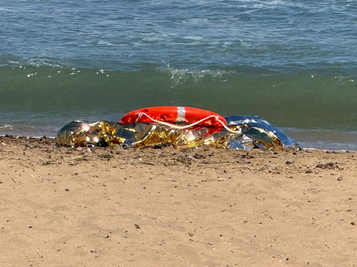 Hallan un cadáver flotando en aguas de la playa de La Mata