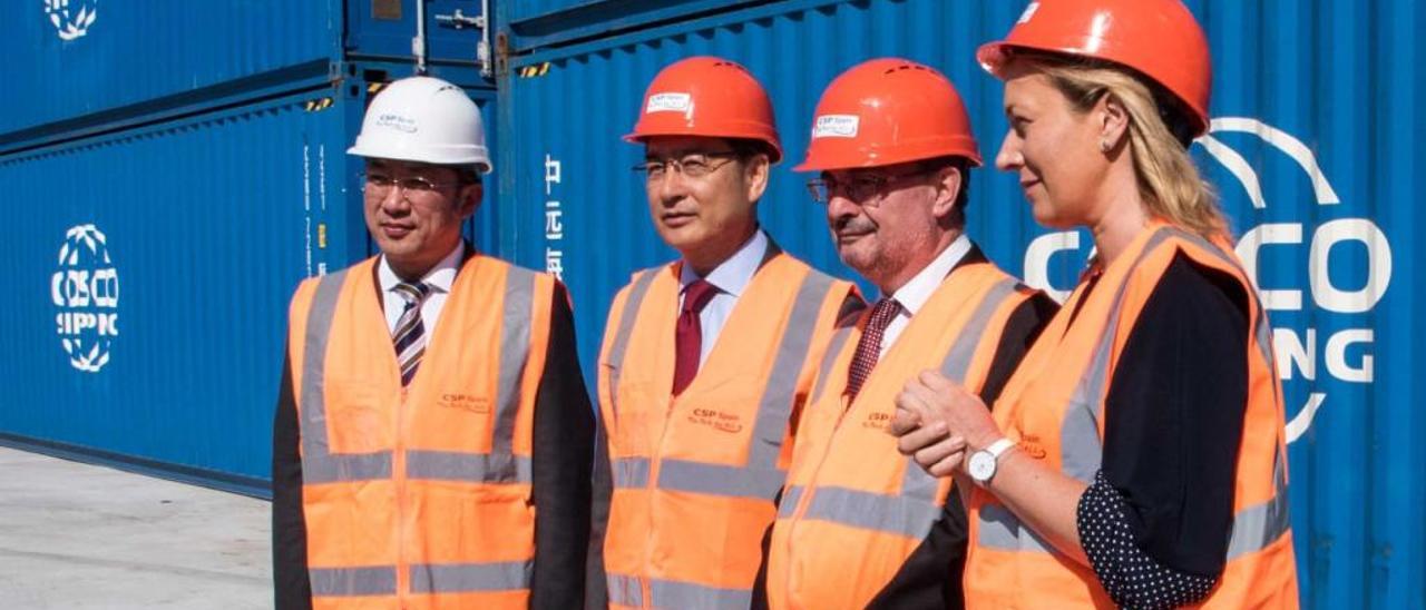 Sun Kai (CEO de Cosco), junto al embajador chino en España, Luy Fan; el presidente de Aragón, Javier Lambán y la consejera de Economía, Marta Gascón, en la terminal de Zaragoza.