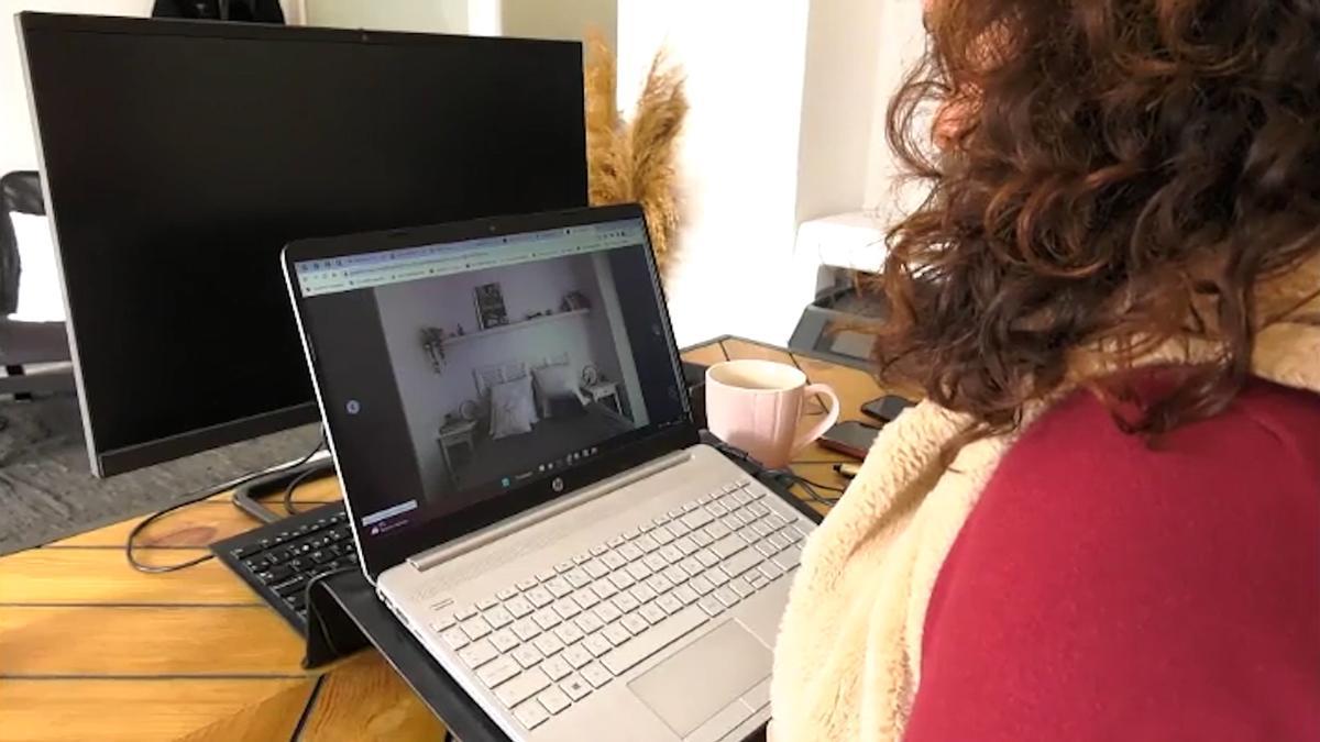 Mujer buscando piso por internet