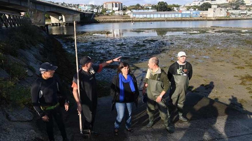 La eurodiputada del BNG, Ana Miranda, ayer, en su visita a la ría.