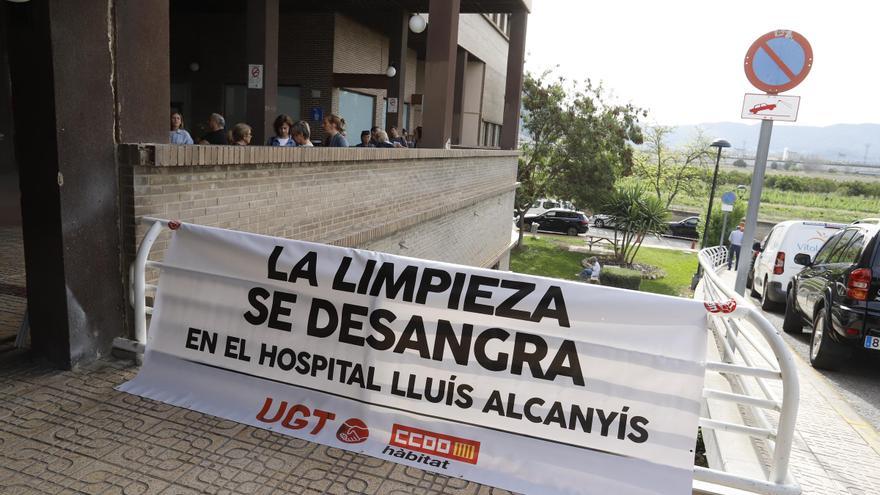 Las limpiadoras del Lluís Alcanyís denuncian el deterioro del servicio