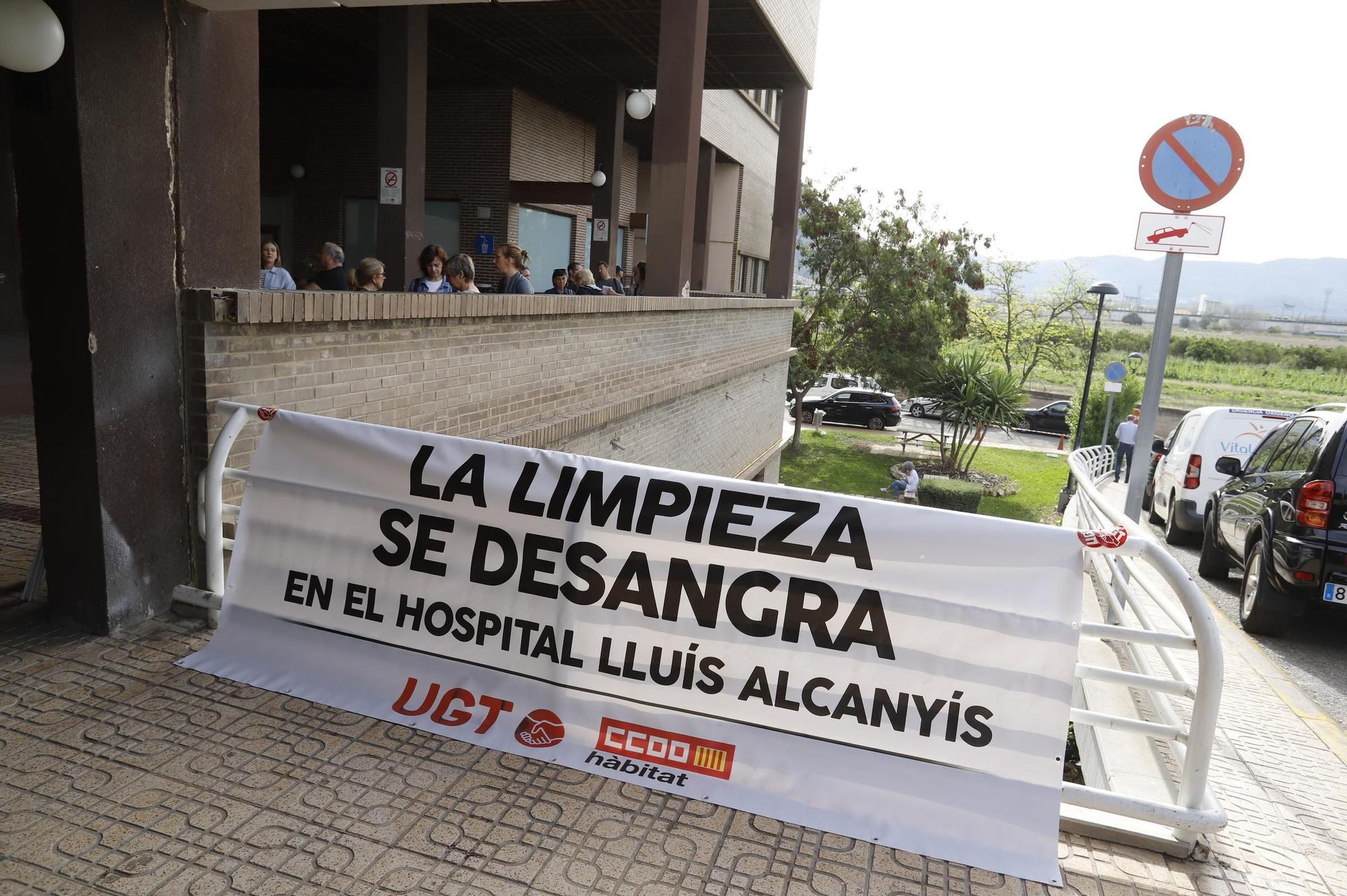 Las limpiadoras del Lluís Alcanyís denuncian el deterioro del servicio