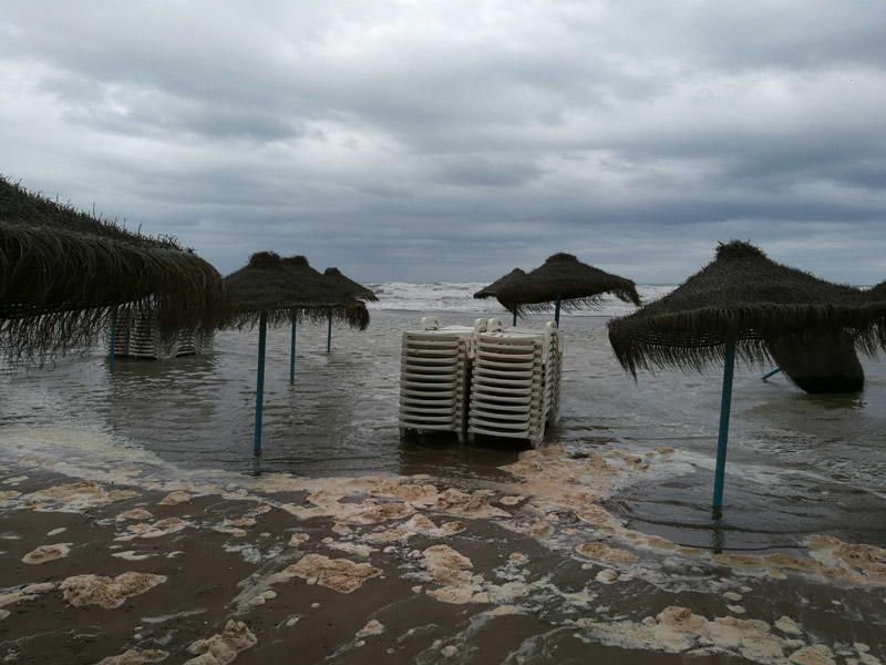 Olas de 2,5 metros invaden la playa de la Malvarrosa