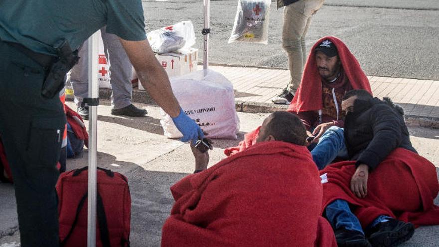 Migrantes atendidos en Lanzarote nada más llegar a puerto.