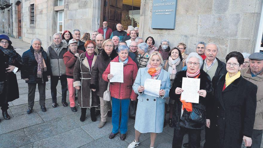 Mayores en pie de guerra en Porta do Camiño por el temor a perder el tradicional baile de los jueves