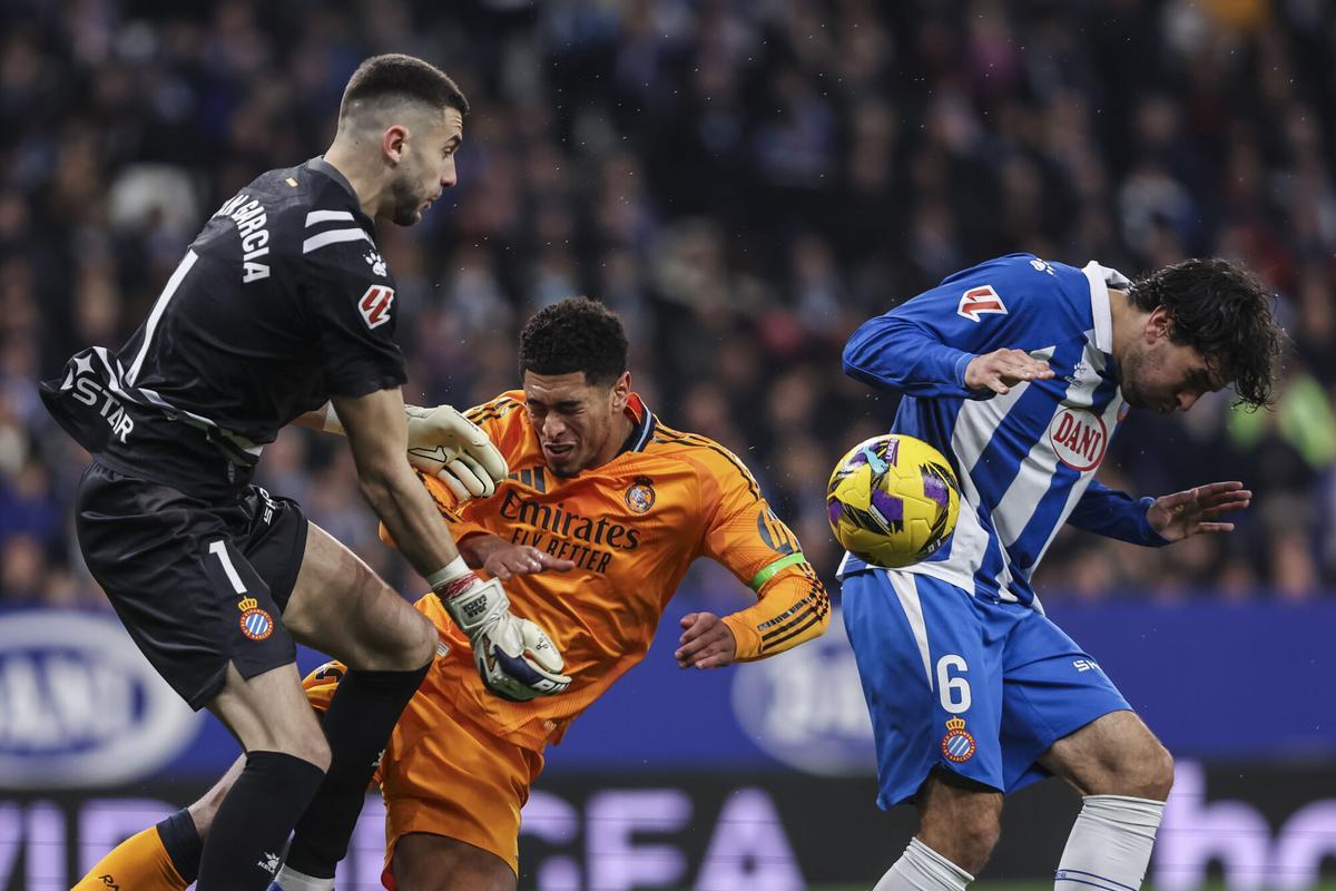 Jude Bellingham of Real Madrid, Joan Garcia and Leandro Cabrera of RCD Espanyol compete for the ball during the Spanish league, La Liga EA Sports, football match played between RCD Espanyol and Real Madrid at RCDE Stadium on February 01, 2025 in Cornella, Barcelona, Spain. AFP7 01/02/2025 ONLY FOR USE IN SPAIN. Javier Borrego / AFP7 / Europa Press;2025;Soccer;Sport;ZSOCCER;ZSPORT;RCD Espanyol v Real Madrid - La Liga EA Sports;
