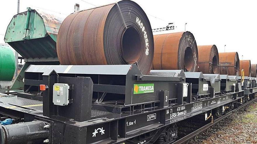 Bobinas de acero cargadas en el tren, ayer, en El Musel.