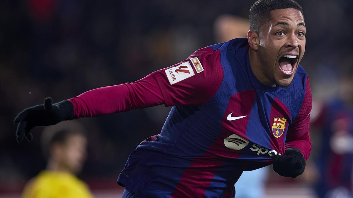 Vitor Roque, del Barcelona, celebra el primer gol de su equipo durante el partido de fútbol de la Primera División española entre el FC Barcelona y el CA Osasuna en el Estadio Olímpico Lluis Companys.