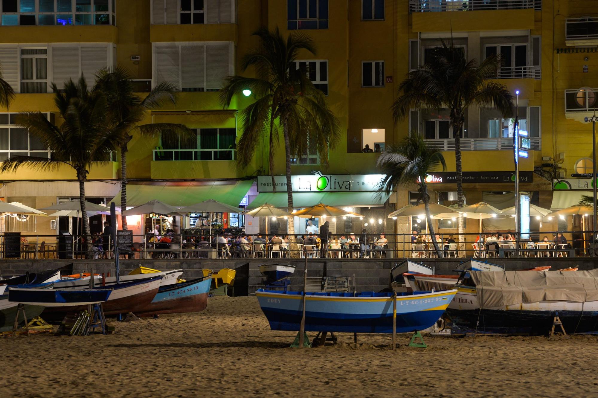 Ambiente previo al toque de queda en Las Canteras (9/05/2021)