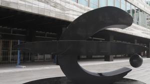 La escultura del logotipo de Ibercaja situada los pies de la sede central del banco en la plaza Paraíso de Zaragoza.