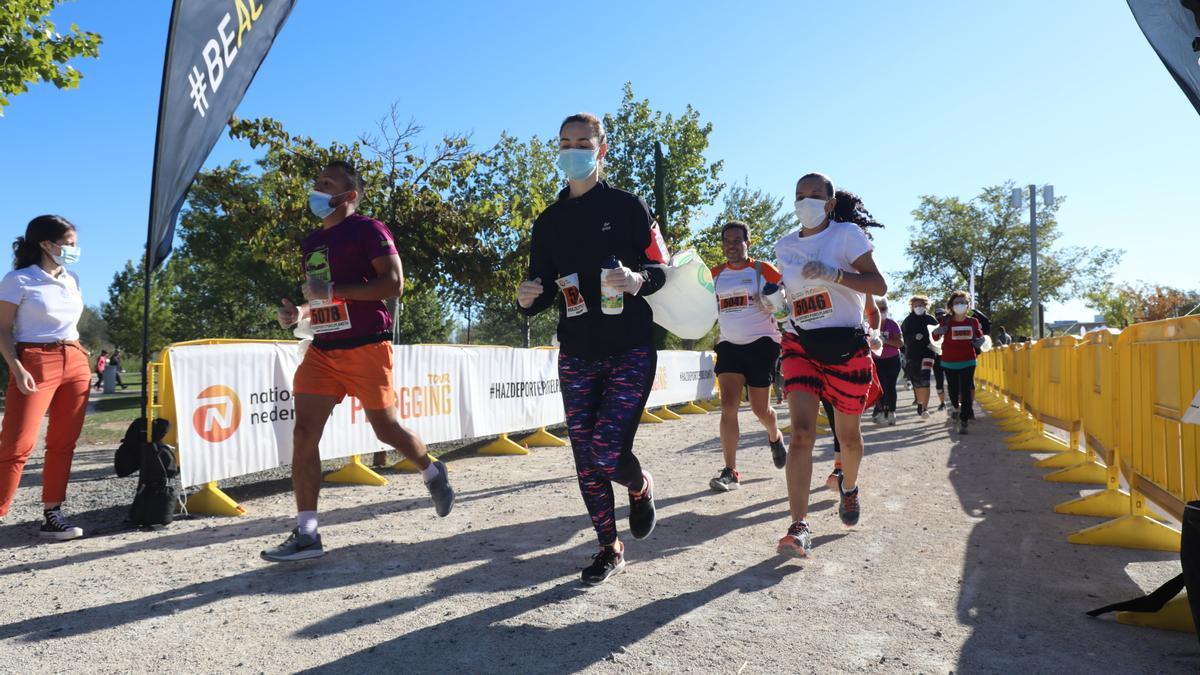 Los participantes del Plogging Tour recogen basura mientas hacen deporte.