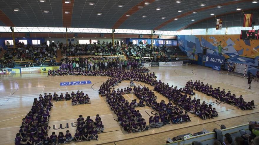 La cantera del Balonmano Zamora crea las siglas del club en la cancha