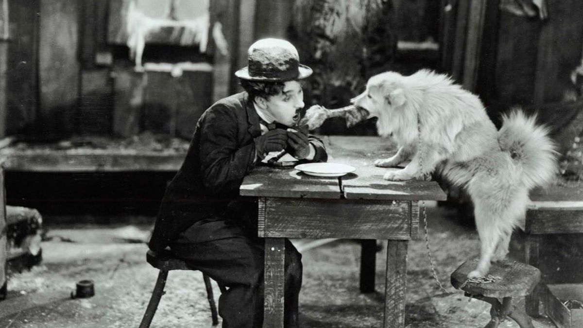 Charles Chaplin en una de las míticas escenas de ‘La quimera del oro’.