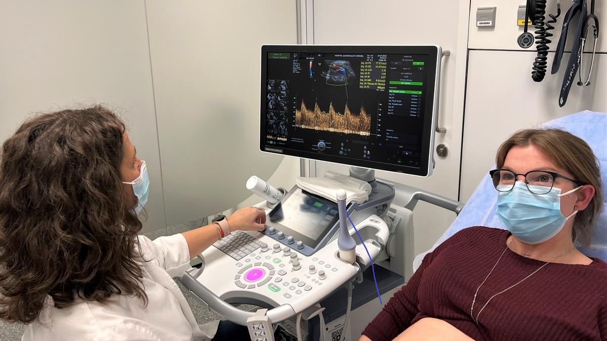 La doctora Romero realiza un eco doppler de las arterias uterinas a una paciente.