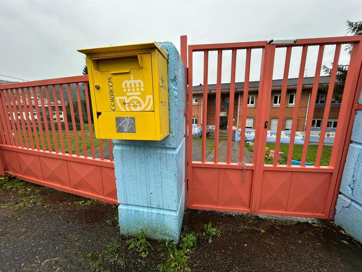 Buzón de correos en el colegio de Grullos, en Candamo.