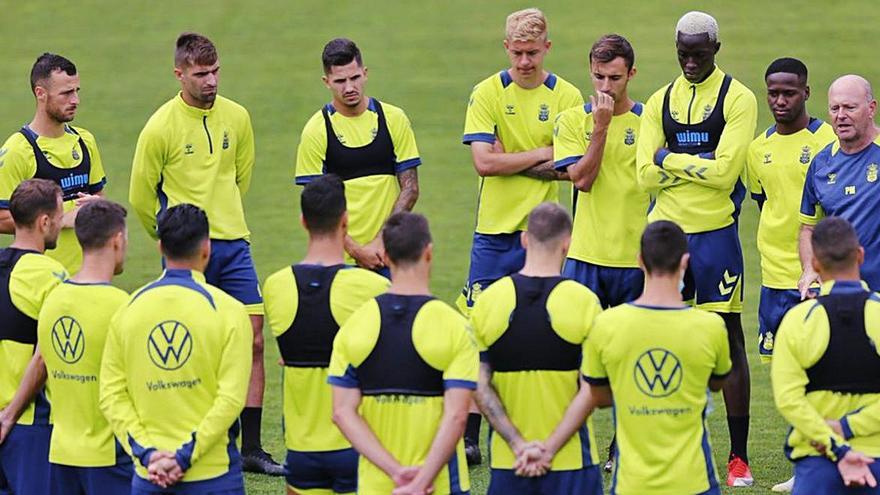 Mel, junto a Jonathan Silva (1ºd), Clau, Clemente, Pol, Cedrés, Pejiño, Díez y Rober, alecciona al resto del plantel.