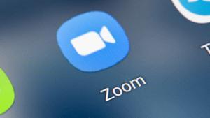 Archivo - FILED - 21 January 2022, Berlin: The Zoom app icon is seen on the screen of a smartphone. Photo: Fabian Sommer/dpa