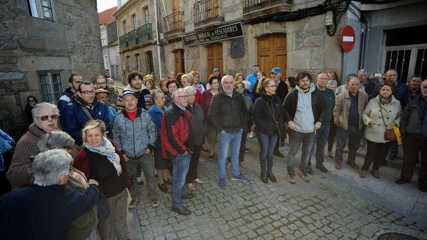 Un centenar de personas participaron en la concentración de ayer en Vilaxoán. // I. Abella