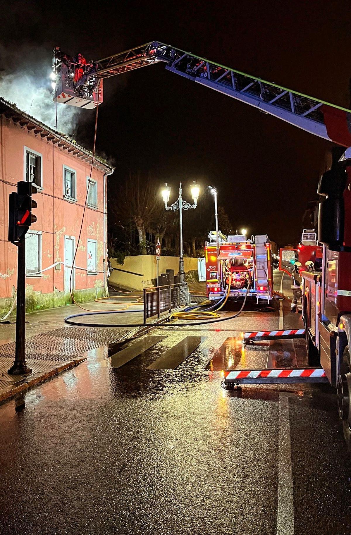 Los bomberos durante las labores de extinción.