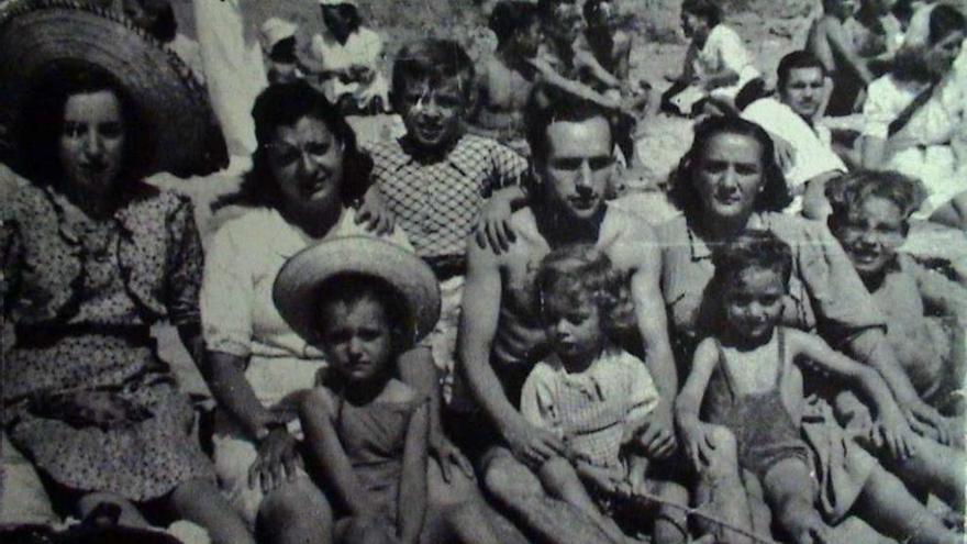 El autor, con su familia, en un día de playa.