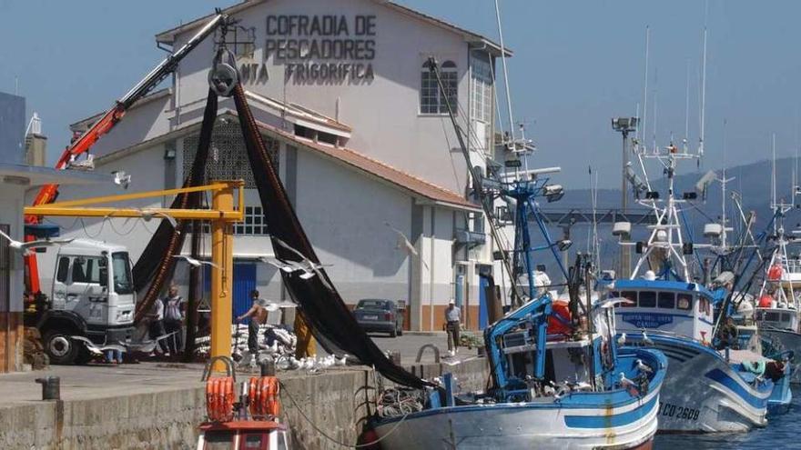 Vista del puerto de Malpica con la cofradía de pescadores al fondo.