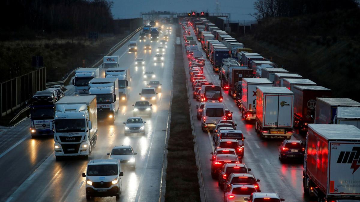 Vehículos en la autopista.