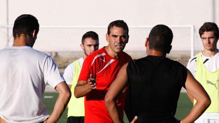 Losada da instrucciones en un entrenamiento.