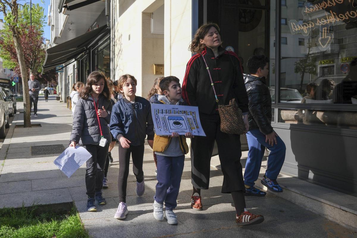 Alumnos del CEIP Plurilingue Manuel Sueiro entregan sistemas de comunicacion accesible en el barrio de As Lagoas