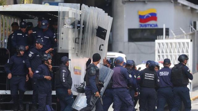 Agents de la Policia Nacional Bolivariana a la caserna d’El Helicoide, ahir a Caracas. | MIGUEL GUTIÉRREZ / EFE